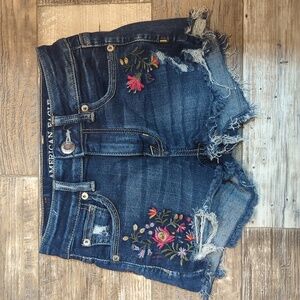 AMERICAN EAGLE Jeans Floral Embroidered distressed cut-off denim shorts sz 00